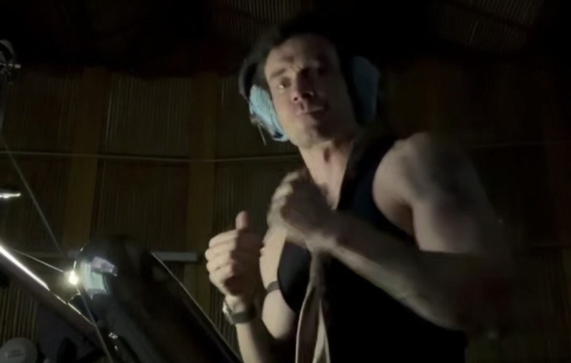 Популярный актер из Саратова пришел на озвучивание сериала с ножом